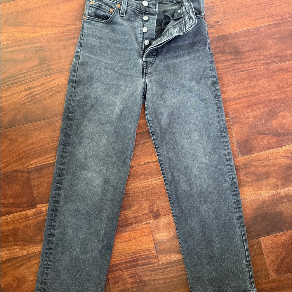 Levi's Ribcage Straight Ankle Jeans in Gray